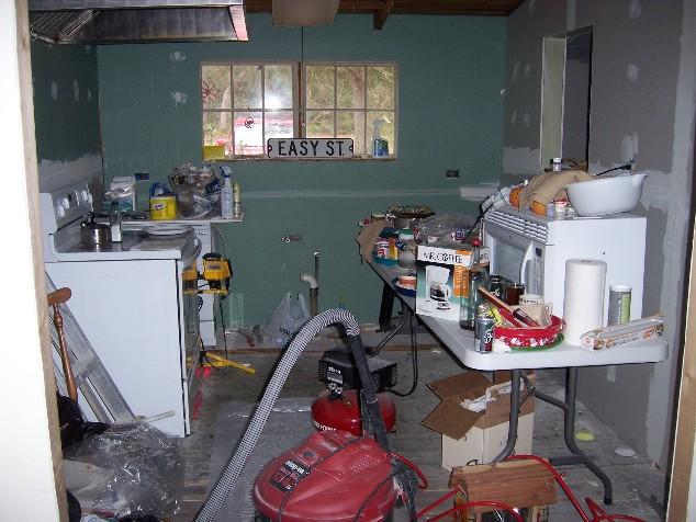 house20.jpg - The kitchen, half under construction, half used